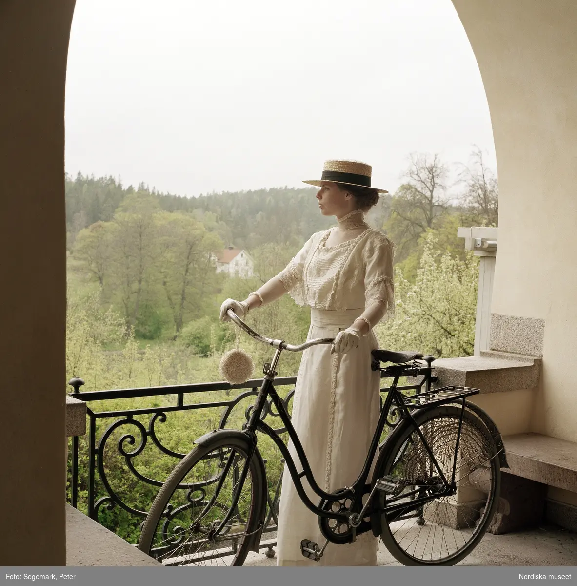 Tyresö slott, fotografering med modeller i miljön såväl interiört som exteriört i trädgård och park. Posering i tidsenliga kläder med cykel, telefon och parasoll . 
