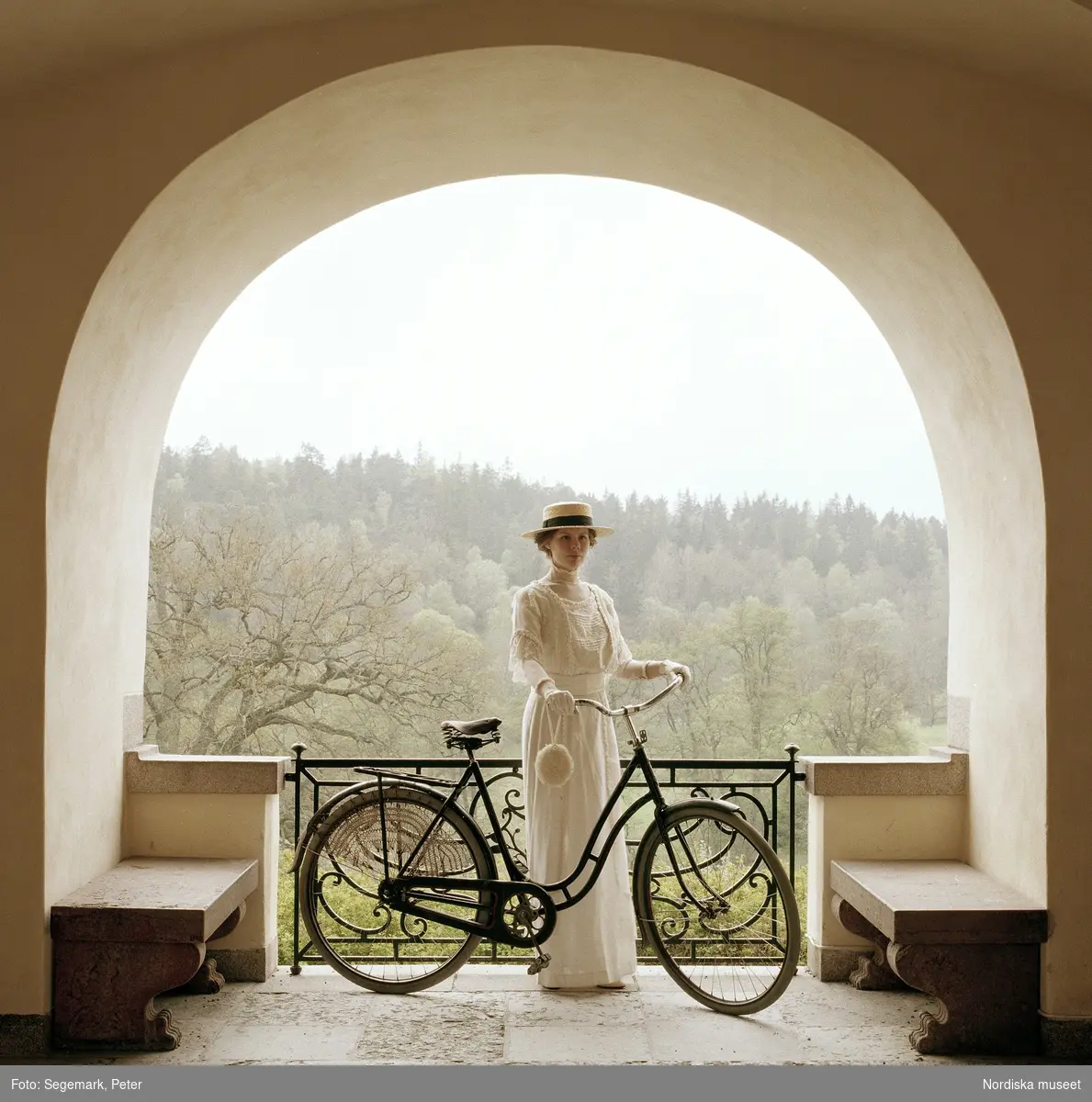 Tyresö slott, fotografering med modeller i miljön såväl interiört som exteriört i trädgård och park. Posering i tidsenliga kläder med cykel, telefon och parasoll . 
