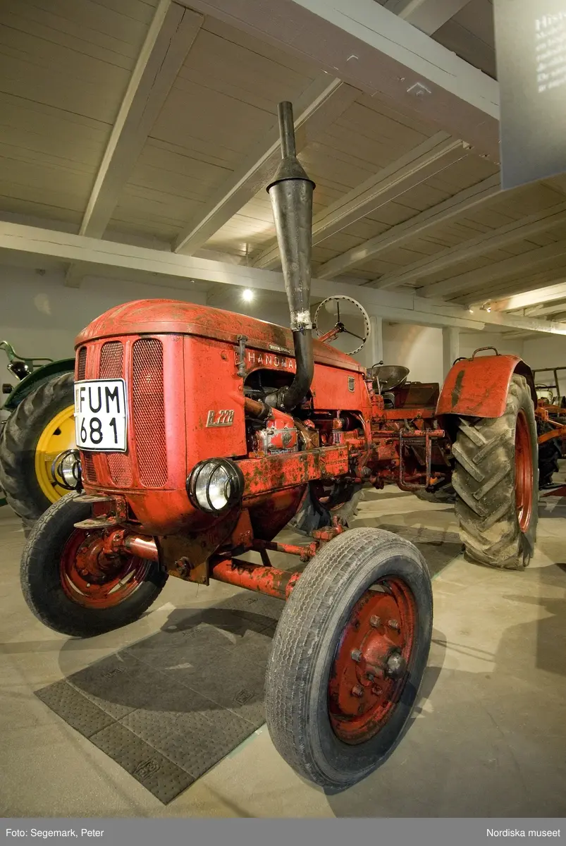 Traktorutställning, "Traktorer med drag",  första utställningen. Visning av traktorer , arbetsmaskiner och redskap tillverkade 1917-1950, Julita gård, juni 2007.