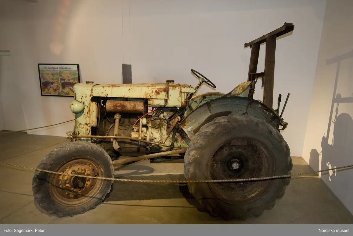 Traktorutställning, "Traktorer med drag",  första utställningen. Visning av traktorer , arbetsmaskiner och redskap tillverkade 1917-1950, Julita gård, juni 2007.