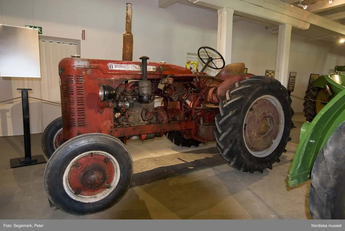 Traktorutställning, "Traktorer med drag",  första utställningen. Visning av traktorer , arbetsmaskiner och redskap tillverkade 1917-1950, Julita gård, juni 2007.
