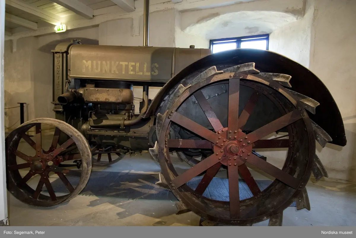 Traktorutställning, "Traktorer med drag",  första utställningen. Visning av traktorer , arbetsmaskiner och redskap tillverkade 1917-1950, Julita gård, juni 2007.