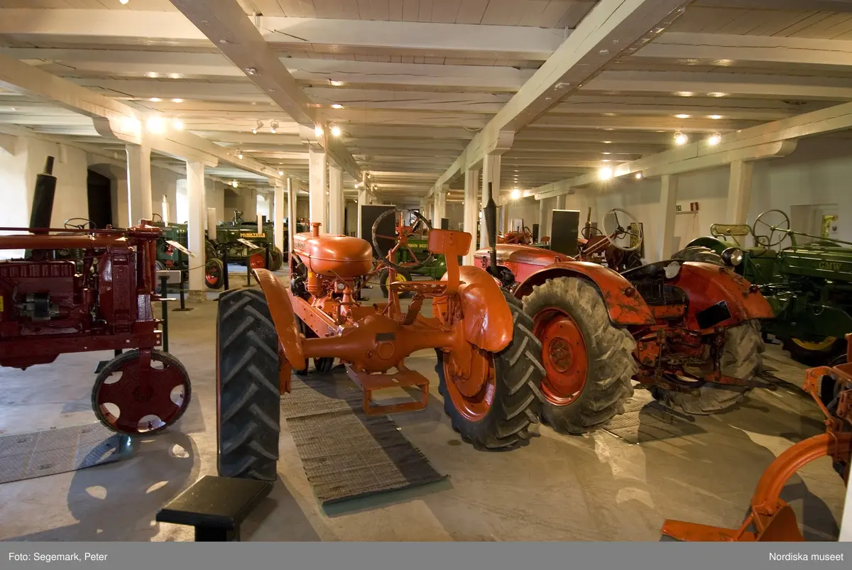 Traktorutställning, "Traktorer med drag",  första utställningen. Visning av traktorer , arbetsmaskiner och redskap tillverkade 1917-1950, Julita gård, juni 2007.