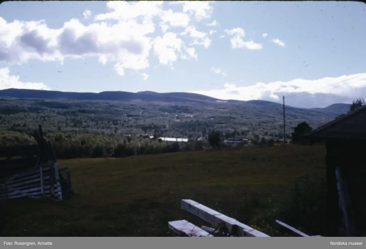 Bruksvallarna, fäbod, 1974. Byggnader, djur, människor och natur.