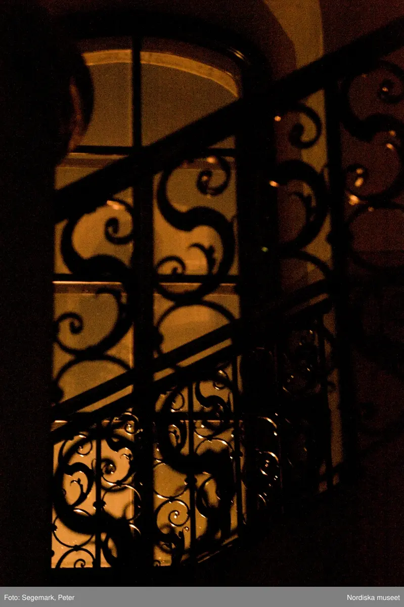 "Natt på Nordiska museet"  succépremiär för nytt höstlovsprogram på Nordiska museet 4/11 2010.
Porten var låst, lamporna släckta och personalen hade gått hem.
Samtliga visningar såldes ut, många var de besökare som ville följa med på en spännande visning om förgiftade drycker och magiska föremål i ett stängt Nordiska museet.
 