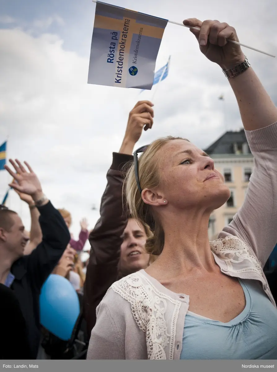 Dokumentation, Kronprinssesbröllopet,  Stockholm dagen för bröllopet mellan Kronprinsessan Victoria och Daniel Westling den 19 juni 2010. 
Förmiddag och eftermiddag. Ett stort antal kungliga gäster från Europas hov var inbjudna att delta i bröllopsfestligheterna. Bilar med nationsflaggor står parkerade utmed gatorna. Kravallstängsel och utsmyckningar sätts upp längs kortegevägen och elkablar dras. Stadens butiker skyltar med kungligt tema, särskilda produkter och varor har tagits fram i vissa fall, i andra fall har man specialerbjudanden fram till vigseln, ballonger i svenska färgerna etc. Efter vigseln i Storkyrkan kl.15.30 färdades brudparet i kortege genom centrala Stockholm. Det blev sedan båtfärd på Stockholms Ström med kungaslupen Vasaorden, salut från Kastellholmen, örlogsbesök, militärparader, häckbildningar och musikhyllningar. Människor väntar vid slottet och på Skeppsbron från tidig morgon för att få en skymt av brudparet, vinka med flaggor och fotografera, när kortegen passerar .