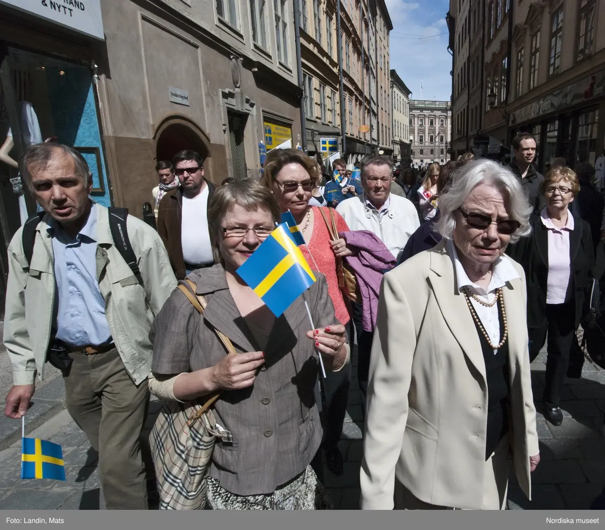 Dokumentation, Kronprinssesbröllopet,  Stockholm dagen för bröllopet mellan Kronprinsessan Victoria och Daniel Westling den 19 juni 2010. 
Förmiddag och eftermiddag. Ett stort antal kungliga gäster från Europas hov var inbjudna att delta i bröllopsfestligheterna. Bilar med nationsflaggor står parkerade utmed gatorna. Kravallstängsel och utsmyckningar sätts upp längs kortegevägen och elkablar dras. Stadens butiker skyltar med kungligt tema, särskilda produkter och varor har tagits fram i vissa fall, i andra fall har man specialerbjudanden fram till vigseln, ballonger i svenska färgerna etc. Efter vigseln i Storkyrkan kl.15.30 färdades brudparet i kortege genom centrala Stockholm. Det blev sedan båtfärd på Stockholms Ström med kungaslupen Vasaorden, salut från Kastellholmen, örlogsbesök, militärparader, häckbildningar och musikhyllningar. Människor väntar vid slottet och på Skeppsbron från tidig morgon för att få en skymt av brudparet, vinka med flaggor och fotografera, när kortegen passerar .