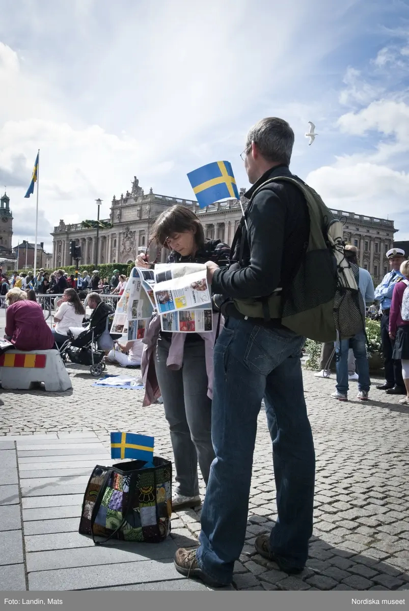 Dokumentation, Kronprinssesbröllopet,  Stockholm dagen för bröllopet mellan Kronprinsessan Victoria och Daniel Westling den 19 juni 2010. 
Förmiddag och eftermiddag. Ett stort antal kungliga gäster från Europas hov var inbjudna att delta i bröllopsfestligheterna. Bilar med nationsflaggor står parkerade utmed gatorna. Kravallstängsel och utsmyckningar sätts upp längs kortegevägen och elkablar dras. Stadens butiker skyltar med kungligt tema, särskilda produkter och varor har tagits fram i vissa fall, i andra fall har man specialerbjudanden fram till vigseln, ballonger i svenska färgerna etc. Efter vigseln i Storkyrkan kl.15.30 färdades brudparet i kortege genom centrala Stockholm. Det blev sedan båtfärd på Stockholms Ström med kungaslupen Vasaorden, salut från Kastellholmen, örlogsbesök, militärparader, häckbildningar och musikhyllningar. Människor väntar vid slottet och på Skeppsbron från tidig morgon för att få en skymt av brudparet, vinka med flaggor och fotografera, när kortegen passerar .