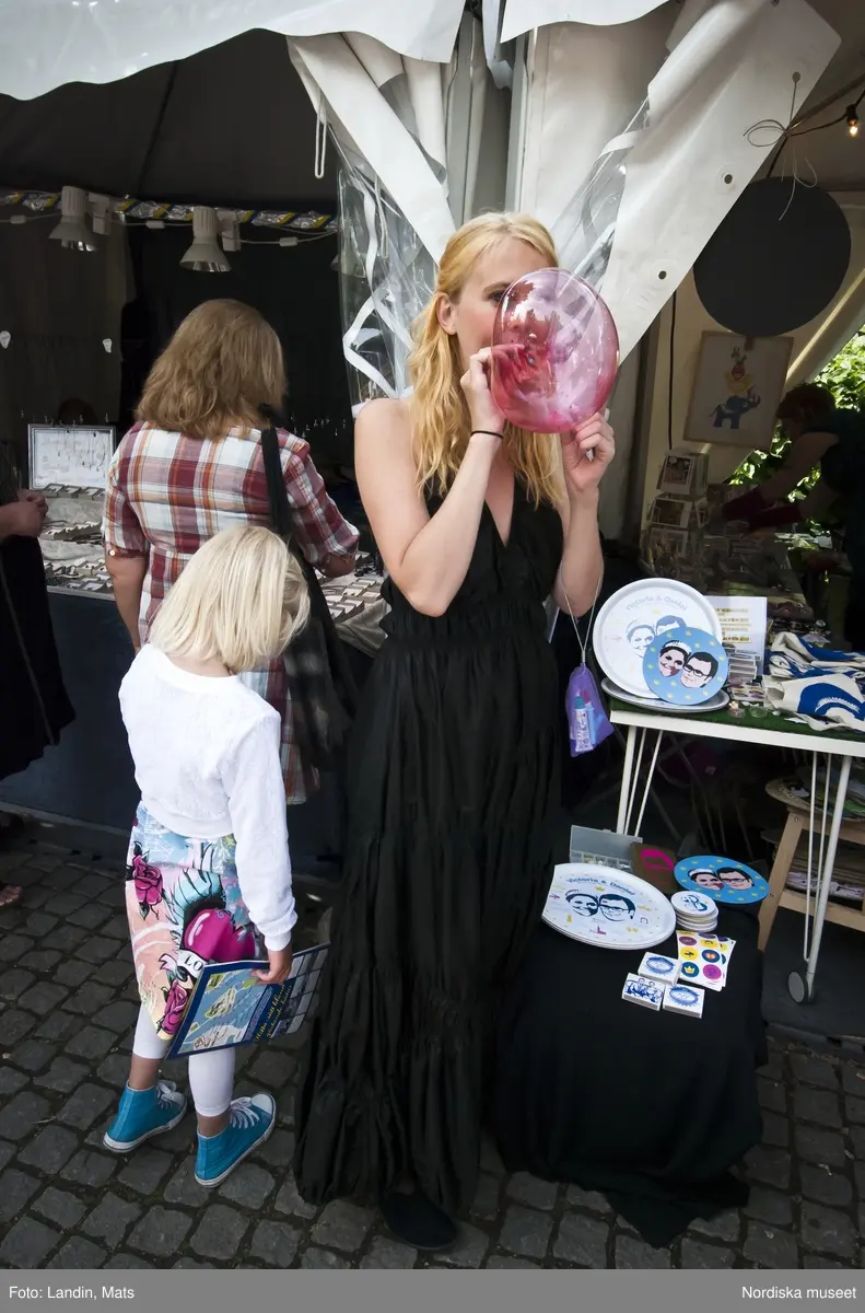 Dokumentation, Kronprinssesbröllopet,  Stockholm dagen för bröllopet mellan Kronprinsessan Victoria och Daniel Westling den 19 juni 2010. 
Förmiddag och eftermiddag. Ett stort antal kungliga gäster från Europas hov var inbjudna att delta i bröllopsfestligheterna. Bilar med nationsflaggor står parkerade utmed gatorna. Kravallstängsel och utsmyckningar sätts upp längs kortegevägen och elkablar dras. Stadens butiker skyltar med kungligt tema, särskilda produkter och varor har tagits fram i vissa fall, i andra fall har man specialerbjudanden fram till vigseln, ballonger i svenska färgerna etc. Efter vigseln i Storkyrkan kl.15.30 färdades brudparet i kortege genom centrala Stockholm. Det blev sedan båtfärd på Stockholms Ström med kungaslupen Vasaorden, salut från Kastellholmen, örlogsbesök, militärparader, häckbildningar och musikhyllningar. Människor väntar vid slottet och på Skeppsbron från tidig morgon för att få en skymt av brudparet, vinka med flaggor och fotografera, när kortegen passerar .