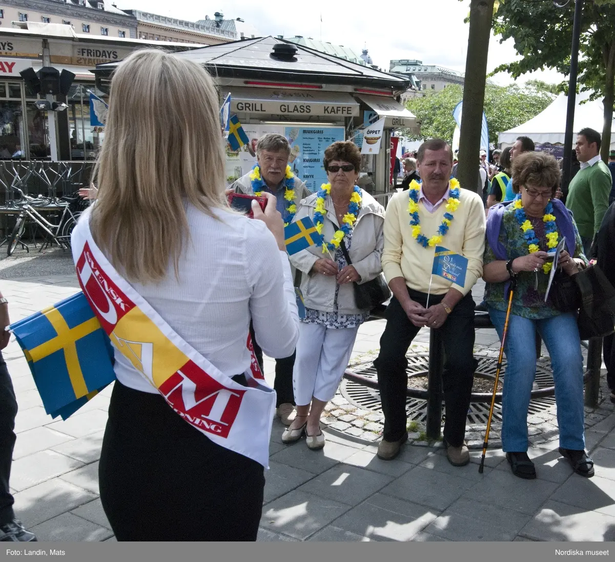 Dokumentation, Kronprinssesbröllopet,  Stockholm dagen för bröllopet mellan Kronprinsessan Victoria och Daniel Westling den 19 juni 2010. 
Förmiddag och eftermiddag. Ett stort antal kungliga gäster från Europas hov var inbjudna att delta i bröllopsfestligheterna. Bilar med nationsflaggor står parkerade utmed gatorna. Kravallstängsel och utsmyckningar sätts upp längs kortegevägen och elkablar dras. Stadens butiker skyltar med kungligt tema, särskilda produkter och varor har tagits fram i vissa fall, i andra fall har man specialerbjudanden fram till vigseln, ballonger i svenska färgerna etc. Efter vigseln i Storkyrkan kl.15.30 färdades brudparet i kortege genom centrala Stockholm. Det blev sedan båtfärd på Stockholms Ström med kungaslupen Vasaorden, salut från Kastellholmen, örlogsbesök, militärparader, häckbildningar och musikhyllningar. Människor väntar vid slottet och på Skeppsbron från tidig morgon för att få en skymt av brudparet, vinka med flaggor och fotografera, när kortegen passerar .