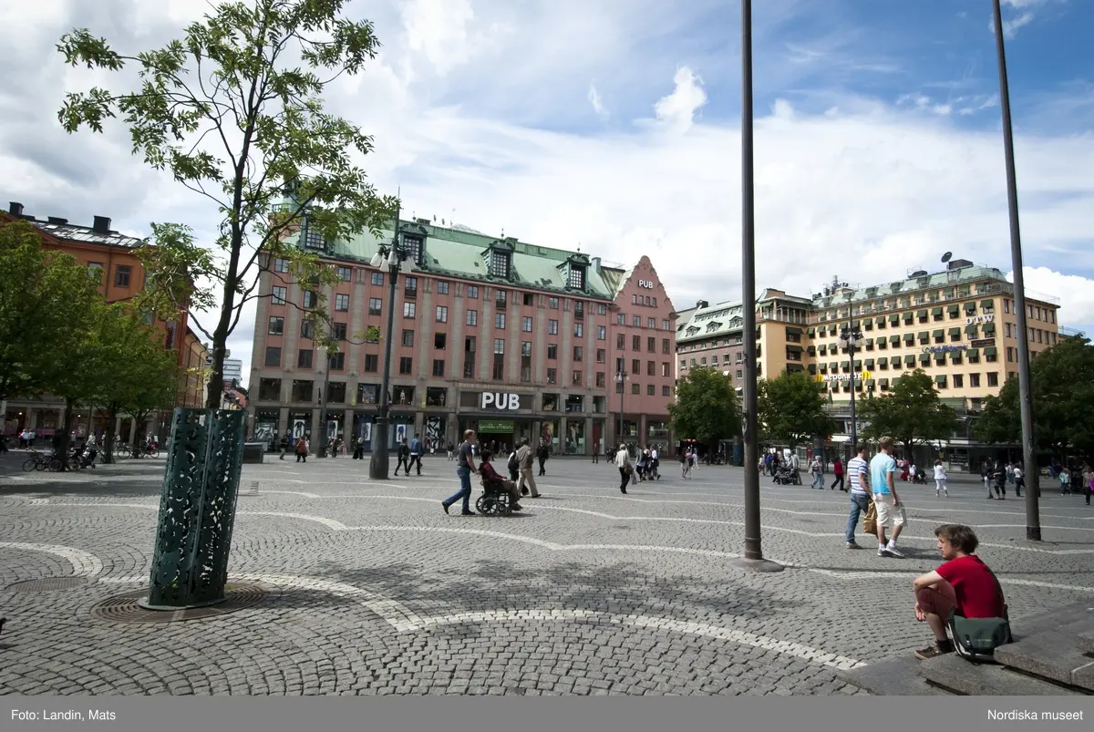 Dokumentation, Kronprinssesbröllopet, Stockholm dagen för bröllopet mellan Kronprinsessan Victoria och herr Daniel Westling den 19 juni 2010. 

Förmiddag till sen kväll. Ett stort antal kungliga gäster från Europas hov var inbjudna att delta i bröllopsfestligheterna. Kravallstängsel , avspärrningar och utsmyckningar sätts upp längs kortegevägen, som tidigt på förmiddagen. Gator och torg är ännu ganska tomma.

Efter vigseln i Storkyrkan kl.15.30 färdades brudparet i kortege genom centrala Stockholm. Det blev sedan båtfärd på Stockholms Ström med kungaslupen Vasaorden, salut från Kastellholmen, örlogsbesök, militärparader, häckbildningar och musikhyllningar. Människor väntade vid slottet och på Skeppsbron från tidig morgon för att få en skymt av brudparet, vinka med flaggor och fotografera, när kortegen passerade.
 
På kvällen släppte avspärrningarna. Människor fotograferade varandra vid blomsteruppsättningarna. Programmet i slottet visades på storbildsskärm.

På Skeppsbron har möbelvaruhuset IKEA ställt upp en stor installation med texten "tillsammans",  där människor låter sig fotograferas samt ett tältläger där den som besöker bröllopet kan checka in och övernatta.