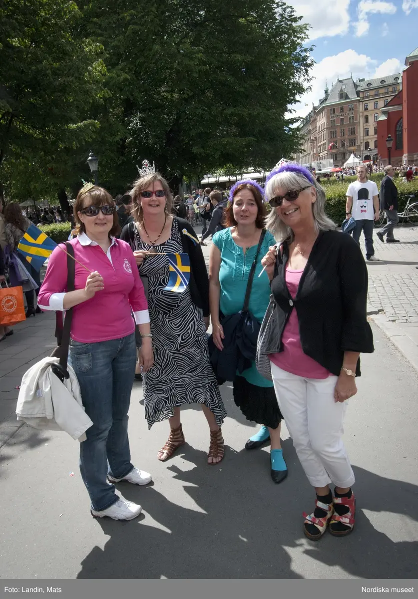 Dokumentation, Kronprinssesbröllopet, Stockholm dagen för bröllopet mellan Kronprinsessan Victoria och herr Daniel Westling den 19 juni 2010. 

Förmiddag till sen kväll. Ett stort antal kungliga gäster från Europas hov var inbjudna att delta i bröllopsfestligheterna. Kravallstängsel , avspärrningar och utsmyckningar sätts upp längs kortegevägen, som tidigt på förmiddagen. Gator och torg är ännu ganska tomma.

Efter vigseln i Storkyrkan kl.15.30 färdades brudparet i kortege genom centrala Stockholm. Det blev sedan båtfärd på Stockholms Ström med kungaslupen Vasaorden, salut från Kastellholmen, örlogsbesök, militärparader, häckbildningar och musikhyllningar. Människor väntade vid slottet och på Skeppsbron från tidig morgon för att få en skymt av brudparet, vinka med flaggor och fotografera, när kortegen passerade.
 
På kvällen släppte avspärrningarna. Människor fotograferade varandra vid blomsteruppsättningarna. Programmet i slottet visades på storbildsskärm.

På Skeppsbron har möbelvaruhuset IKEA ställt upp en stor installation med texten "tillsammans",  där människor låter sig fotograferas samt ett tältläger där den som besöker bröllopet kan checka in och övernatta.