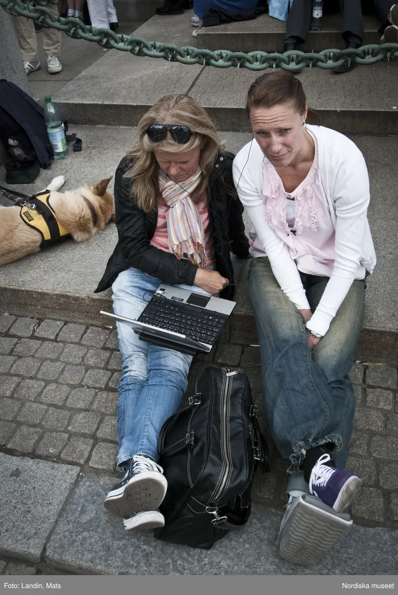 Dokumentation, Kronprinssesbröllopet, Stockholm dagen för bröllopet mellan Kronprinsessan Victoria och herr Daniel Westling den 19 juni 2010. 

Förmiddag till sen kväll. Ett stort antal kungliga gäster från Europas hov var inbjudna att delta i bröllopsfestligheterna. Kravallstängsel , avspärrningar och utsmyckningar sätts upp längs kortegevägen, som tidigt på förmiddagen. Gator och torg är ännu ganska tomma.

Efter vigseln i Storkyrkan kl.15.30 färdades brudparet i kortege genom centrala Stockholm. Det blev sedan båtfärd på Stockholms Ström med kungaslupen Vasaorden, salut från Kastellholmen, örlogsbesök, militärparader, häckbildningar och musikhyllningar. Människor väntade vid slottet och på Skeppsbron från tidig morgon för att få en skymt av brudparet, vinka med flaggor och fotografera, när kortegen passerade.
 
På kvällen släppte avspärrningarna. Människor fotograferade varandra vid blomsteruppsättningarna. Programmet i slottet visades på storbildsskärm.

På Skeppsbron har möbelvaruhuset IKEA ställt upp en stor installation med texten "tillsammans",  där människor låter sig fotograferas samt ett tältläger där den som besöker bröllopet kan checka in och övernatta.