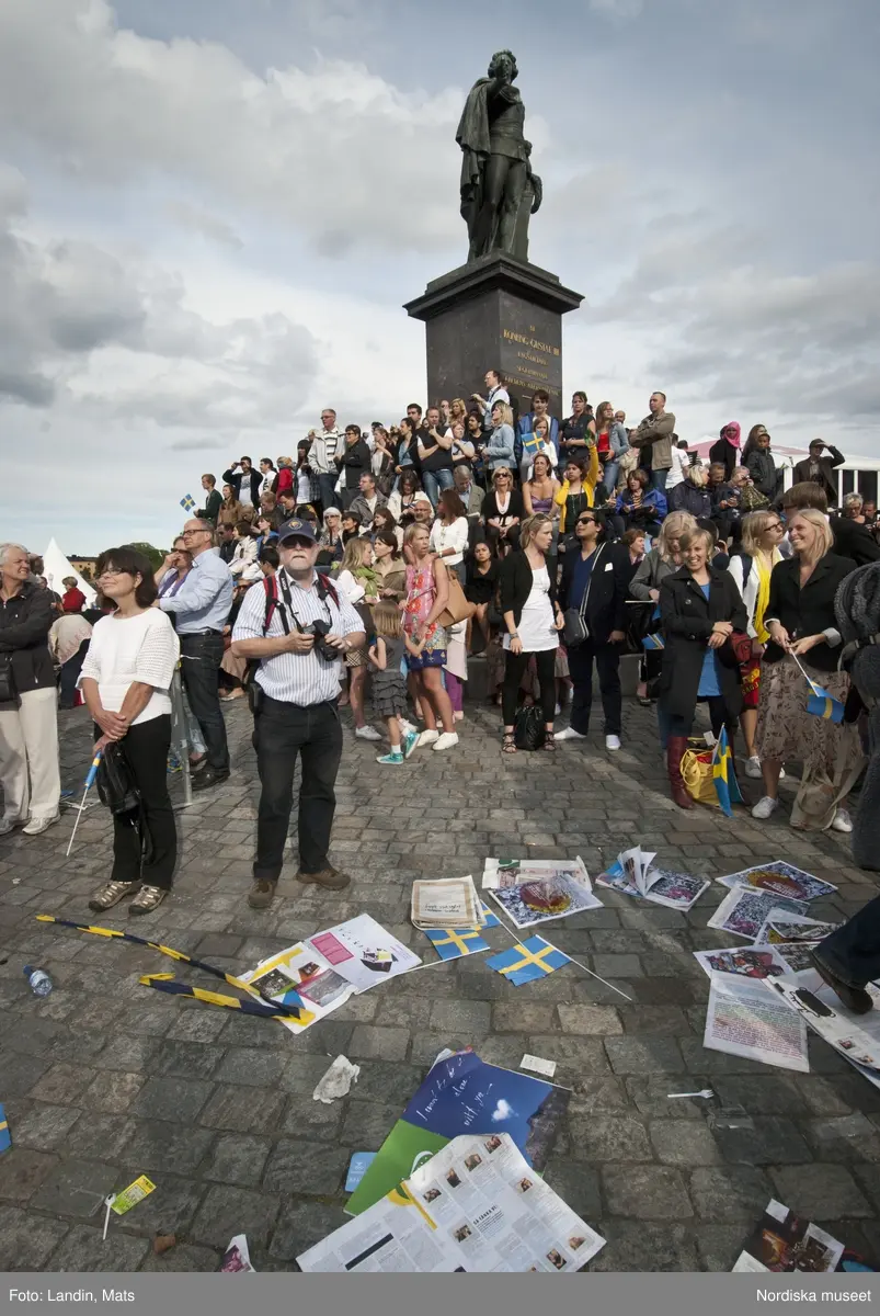 Dokumentation, Kronprinssesbröllopet, Stockholm dagen för bröllopet mellan Kronprinsessan Victoria och herr Daniel Westling den 19 juni 2010. 

Förmiddag till sen kväll. Ett stort antal kungliga gäster från Europas hov var inbjudna att delta i bröllopsfestligheterna. Kravallstängsel , avspärrningar och utsmyckningar sätts upp längs kortegevägen, som tidigt på förmiddagen. Gator och torg är ännu ganska tomma.

Efter vigseln i Storkyrkan kl.15.30 färdades brudparet i kortege genom centrala Stockholm. Det blev sedan båtfärd på Stockholms Ström med kungaslupen Vasaorden, salut från Kastellholmen, örlogsbesök, militärparader, häckbildningar och musikhyllningar. Människor väntade vid slottet och på Skeppsbron från tidig morgon för att få en skymt av brudparet, vinka med flaggor och fotografera, när kortegen passerade.
 
På kvällen släppte avspärrningarna. Människor fotograferade varandra vid blomsteruppsättningarna. Programmet i slottet visades på storbildsskärm.

På Skeppsbron har möbelvaruhuset IKEA ställt upp en stor installation med texten "tillsammans",  där människor låter sig fotograferas samt ett tältläger där den som besöker bröllopet kan checka in och övernatta.