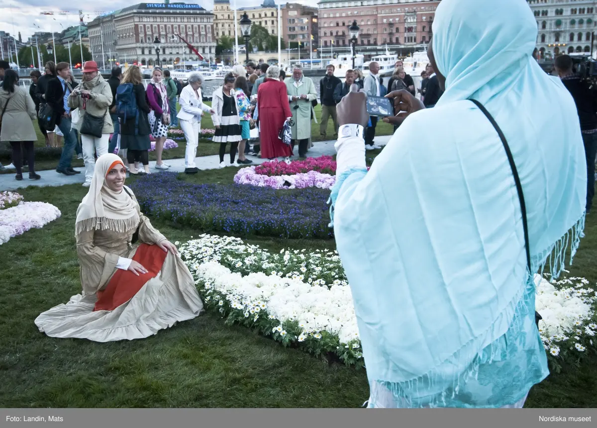 Dokumentation, Kronprinssesbröllopet, Stockholm dagen för bröllopet mellan Kronprinsessan Victoria och herr Daniel Westling den 19 juni 2010. 

Förmiddag till sen kväll. Ett stort antal kungliga gäster från Europas hov var inbjudna att delta i bröllopsfestligheterna. Kravallstängsel , avspärrningar och utsmyckningar sätts upp längs kortegevägen, som tidigt på förmiddagen. Gator och torg är ännu ganska tomma.

Efter vigseln i Storkyrkan kl.15.30 färdades brudparet i kortege genom centrala Stockholm. Det blev sedan båtfärd på Stockholms Ström med kungaslupen Vasaorden, salut från Kastellholmen, örlogsbesök, militärparader, häckbildningar och musikhyllningar. Människor väntade vid slottet och på Skeppsbron från tidig morgon för att få en skymt av brudparet, vinka med flaggor och fotografera, när kortegen passerade.
 
På kvällen släppte avspärrningarna. Människor fotograferade varandra vid blomsteruppsättningarna. Programmet i slottet visades på storbildsskärm.

På Skeppsbron har möbelvaruhuset IKEA ställt upp en stor installation med texten "tillsammans",  där människor låter sig fotograferas samt ett tältläger där den som besöker bröllopet kan checka in och övernatta.