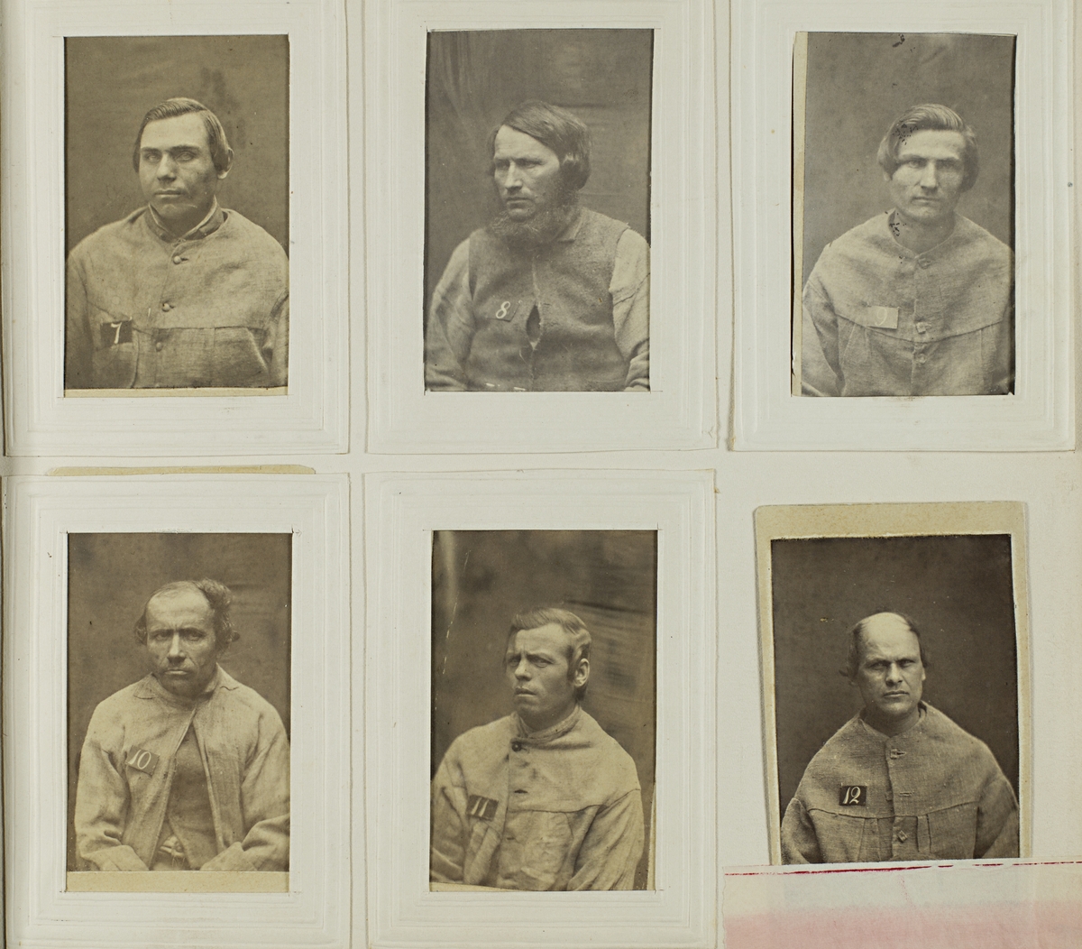 "Photografiskt Album för år 1861 öfver fångar förvarade å Warbergs fästning".  Samt i samma album : "Photografiskt Album för år 1861 öfver fångar förvarade å Landskrona fästning".