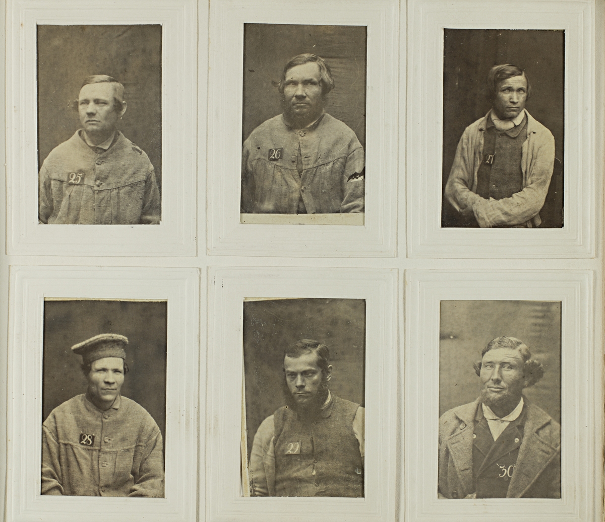 "Photografiskt Album för år 1861 öfver fångar förvarade å Warbergs fästning".  Samt i samma album : "Photografiskt Album för år 1861 öfver fångar förvarade å Landskrona fästning".