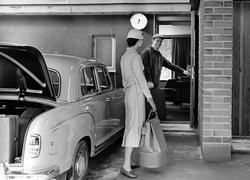 Man och kvinna i dörren till ett rum på motellet Gyllene Rat