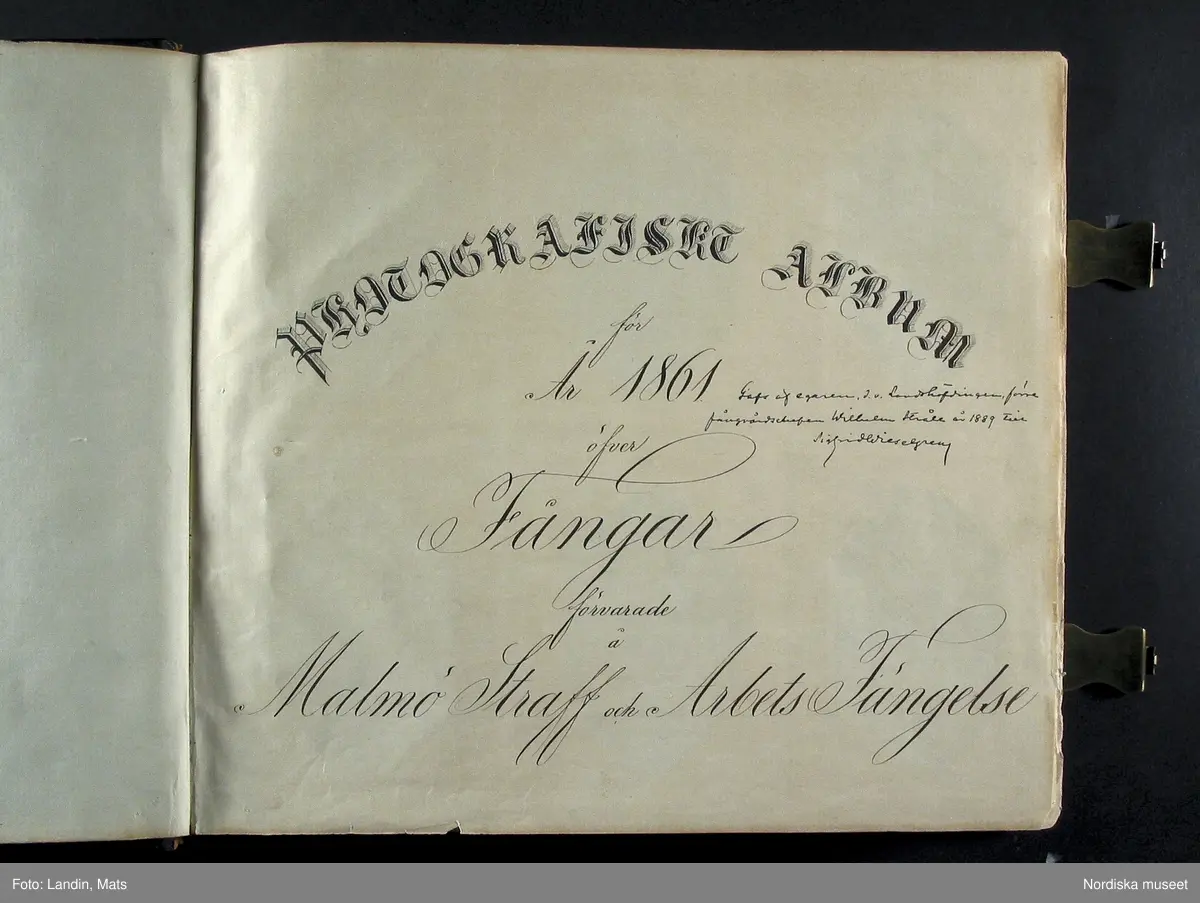 "Photografiskt Album för år 1861 öfver fångar förvarade å Malmö Straff och Arbetsfängelse".  Album med porträtt av fångar med tillhörande kommentarer om brotten de dömts för.  I några fall har även gjorts noteringar om  "karaktärsdrag", utseende eller vissa biografiska data. Både män och kvinnor förekommer på bilderna. 

Albumet är reprofotograferat kronologiskt sida för sida från pärm till sista blad. Album från Nordiska museets arkiv.
Fångalbum.