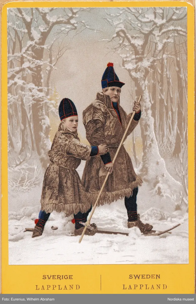 Ateljébild. Porträtt av man och pojke i samiska vinterdräkter. Handkolorerat foto.
