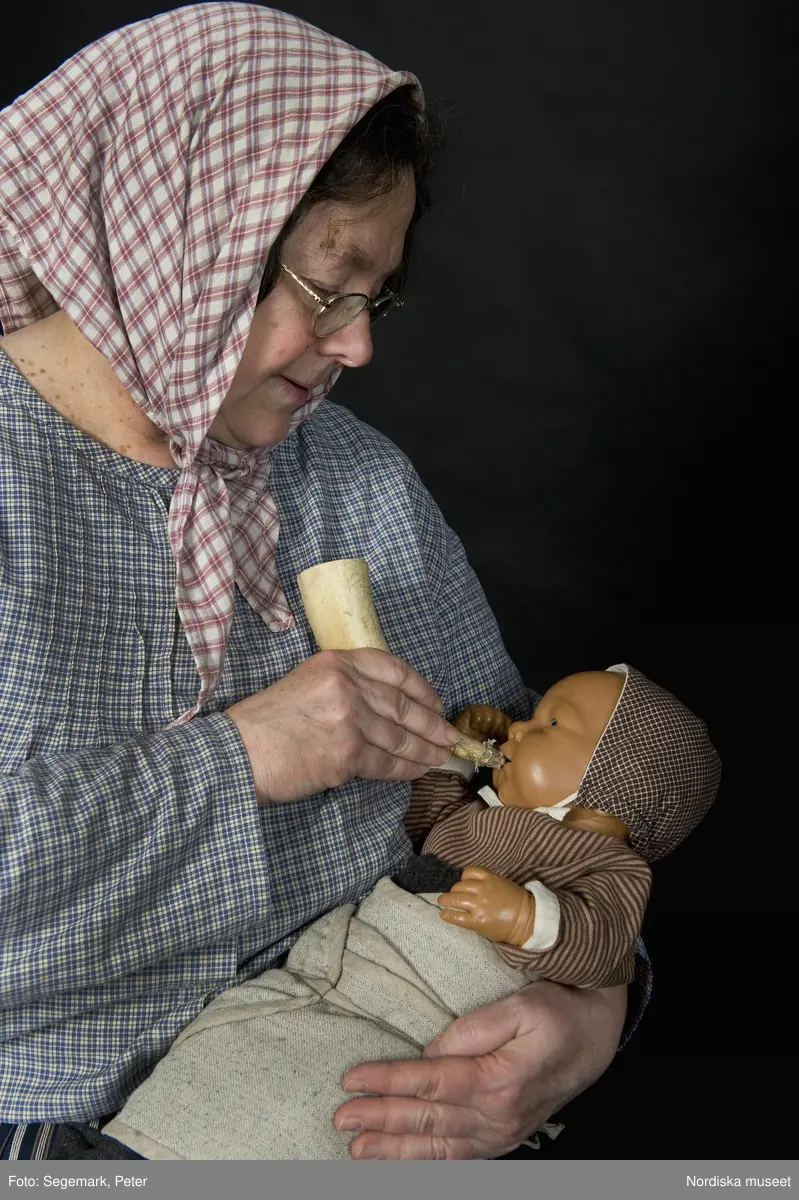 Pedagoger vid Nordiska museet 2010. Museipedagogen Kerstin Cunelius som "mor i stugan". Fotodokumentation av pedagogerna i museets Lekstuga med kläder och rekvisita.