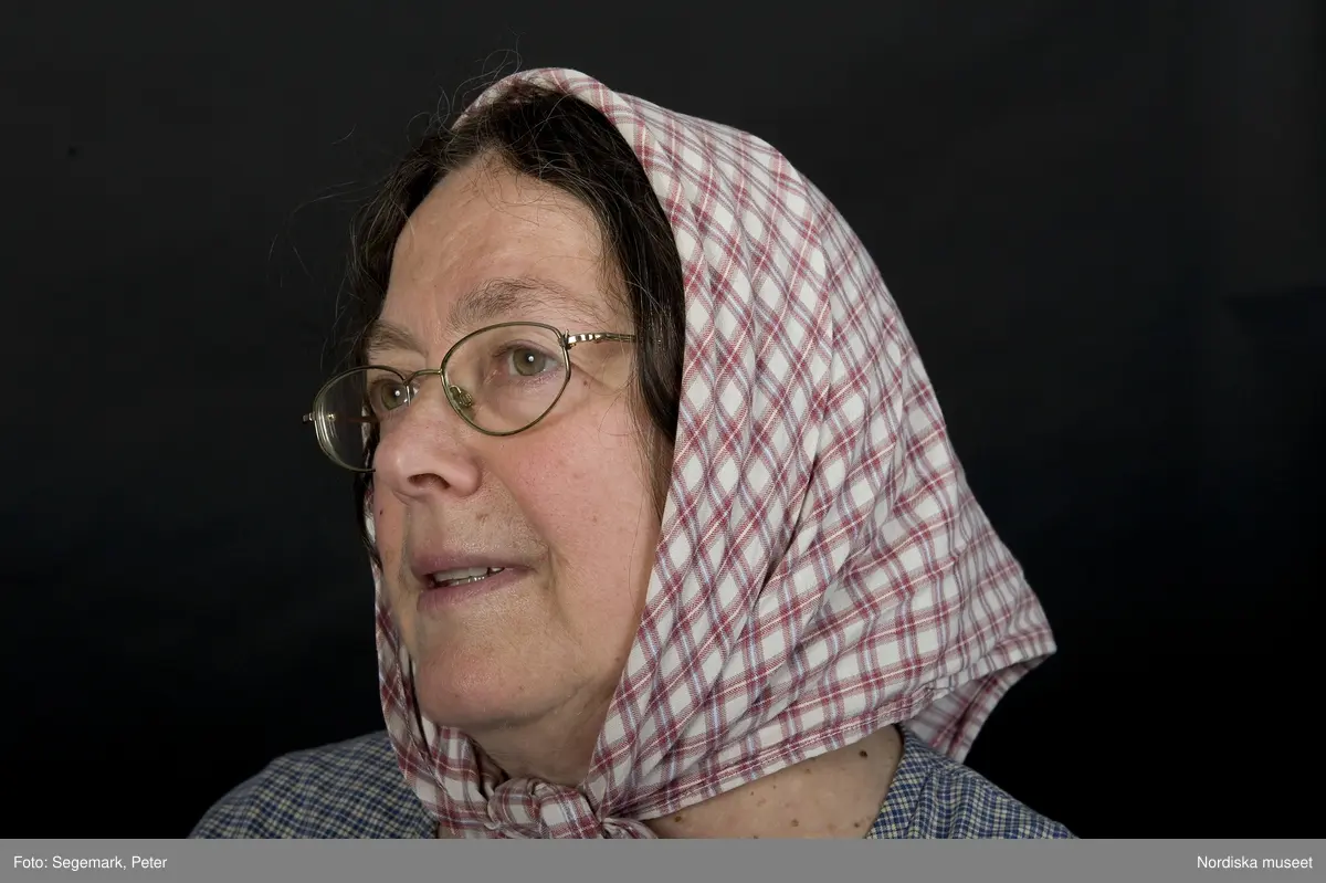 Pedagoger vid Nordiska museet 2010. Museipedagogen Kerstin Cunelius som "mor i stugan". Fotodokumentation av pedagogerna i museets Lekstuga med kläder och rekvisita.