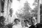 Gruppbild. Augusta Olson, Oscar och  Signe,  Anna  Rydbeck, Waldemar Personne i  Anneberg (Stocksund).