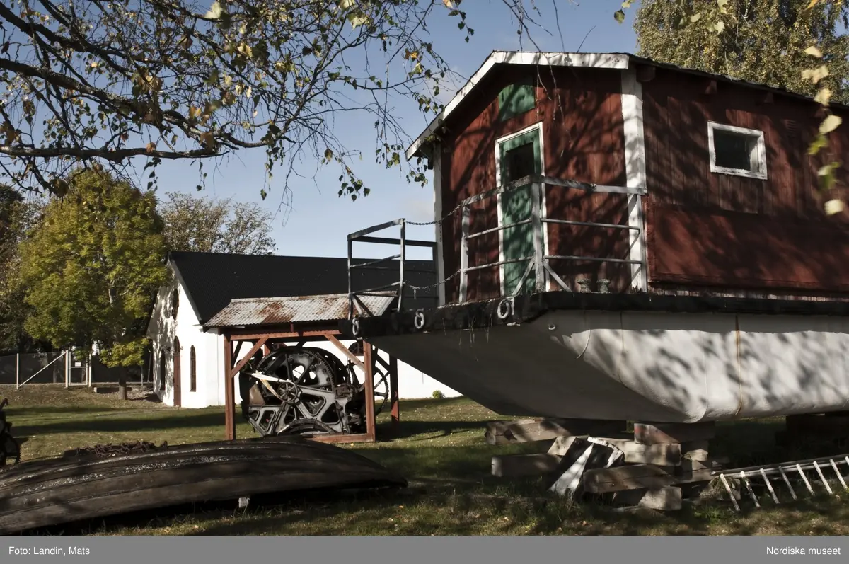 Dalälvarnas flottningsmuseum i Gysinge. Översiktsbilder samt föremål utställda utomhus.