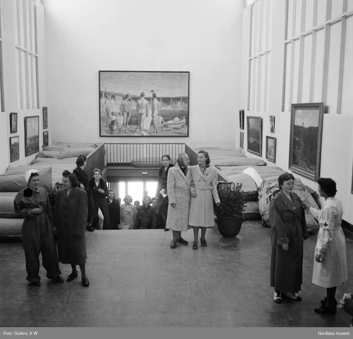 Flyktingkvinnor, nyligen anlända till Sverige med Folke Bernadottes vita bussar, på Malmö museer.