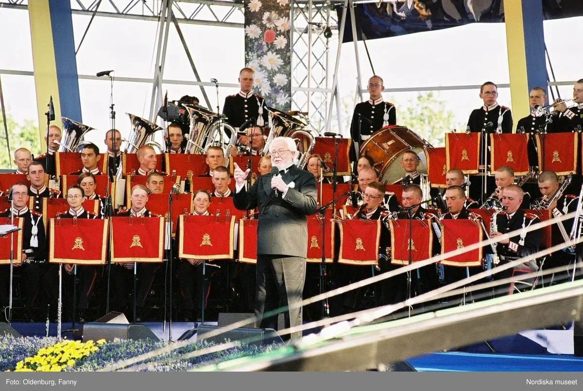 Firandet av den svenska nationaldagen den 6 juni 2004 på Skansen, Stockholm. Den kungliga familjen. Orkester. Publik. Artisterna Jan Malmsjö, Shirley Clamp, Magnus Carlsson.