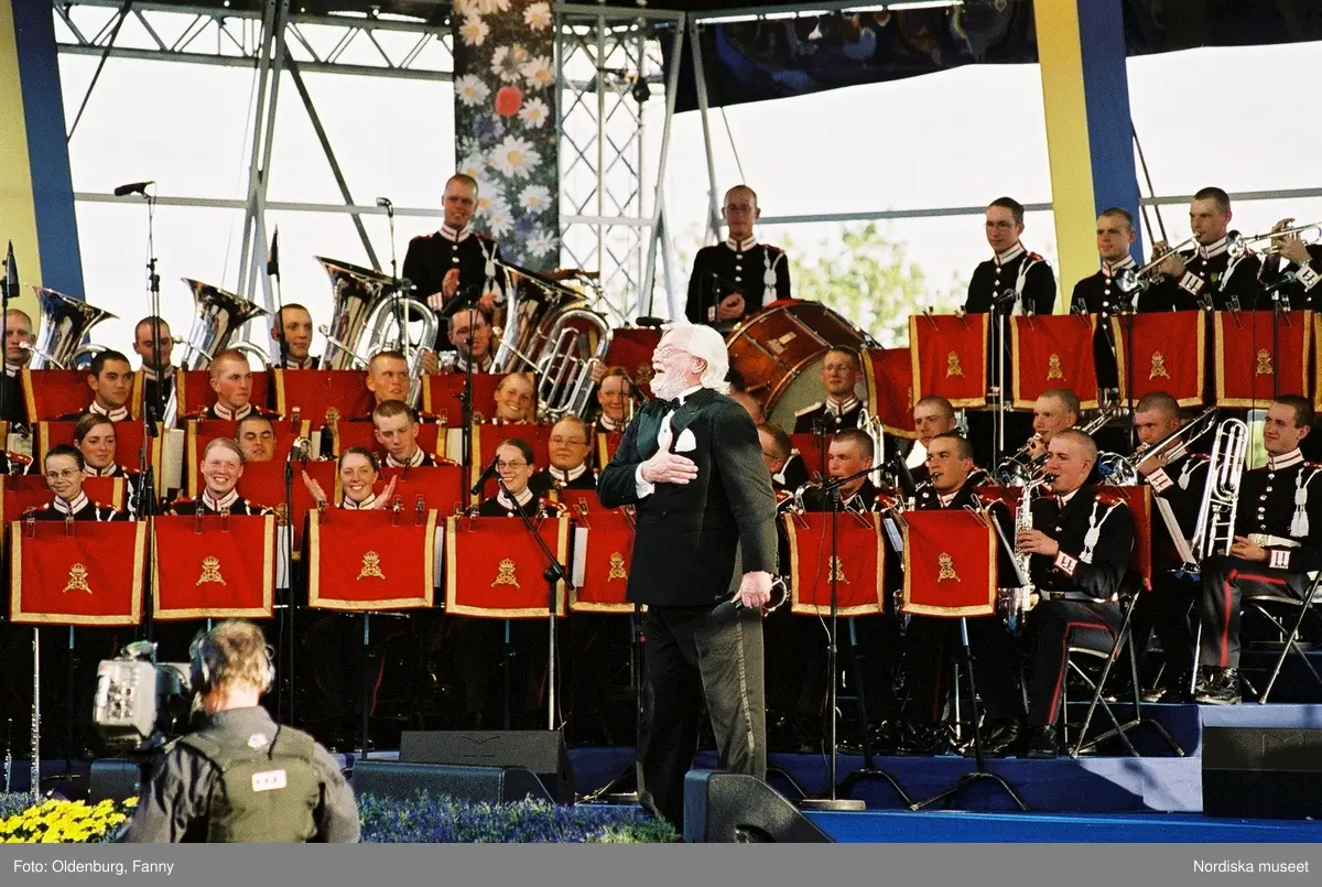 Firandet av den svenska nationaldagen den 6 juni 2004 på Skansen, Stockholm. Den kungliga familjen. Orkester. Publik. Artisterna Jan Malmsjö, Shirley Clamp, Magnus Carlsson.