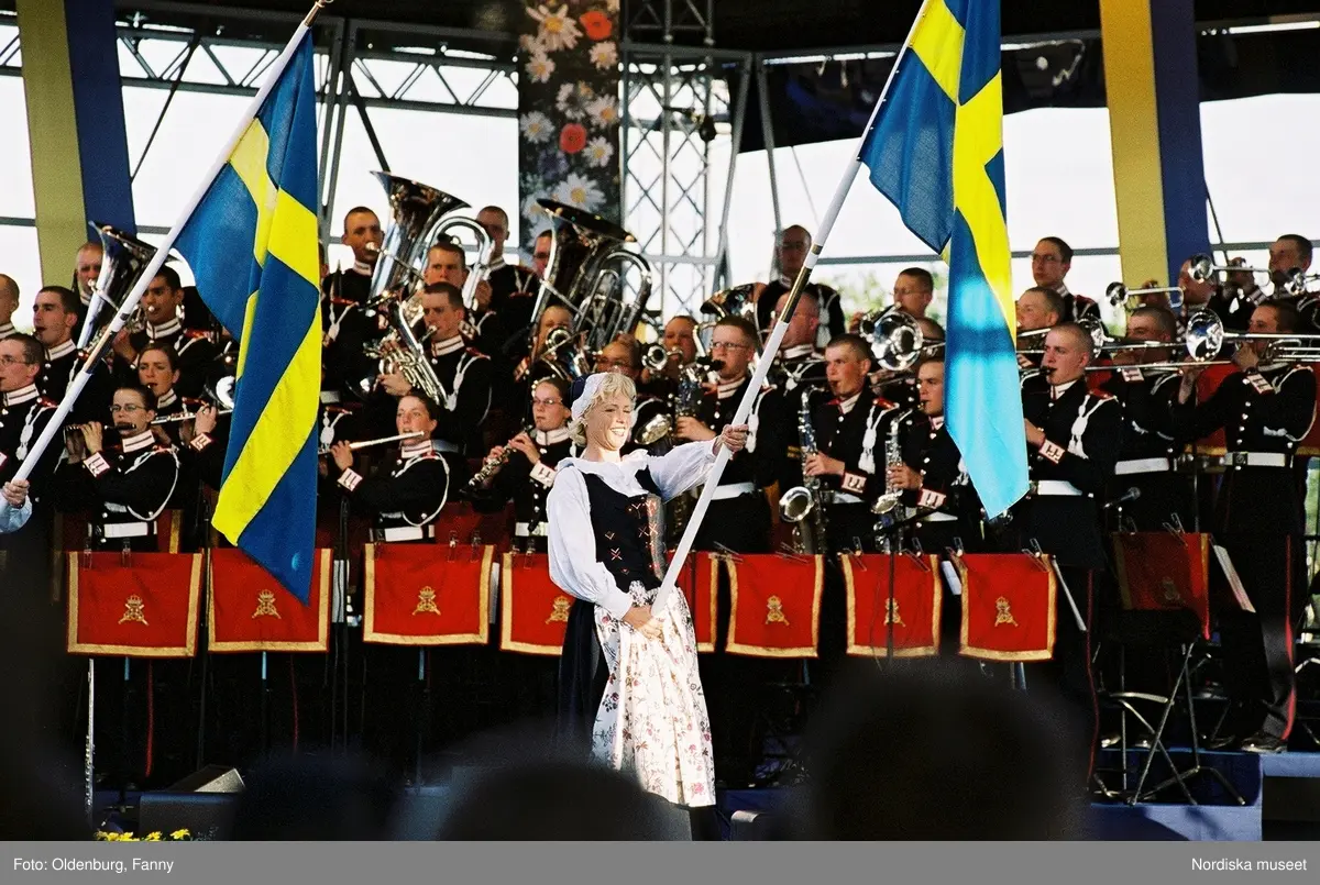 Firandet av den svenska nationaldagen den 6 juni 2004 på Skansen, Stockholm. Den kungliga familjen. Orkester. Publik. Artisterna Jan Malmsjö, Shirley Clamp, Magnus Carlsson.