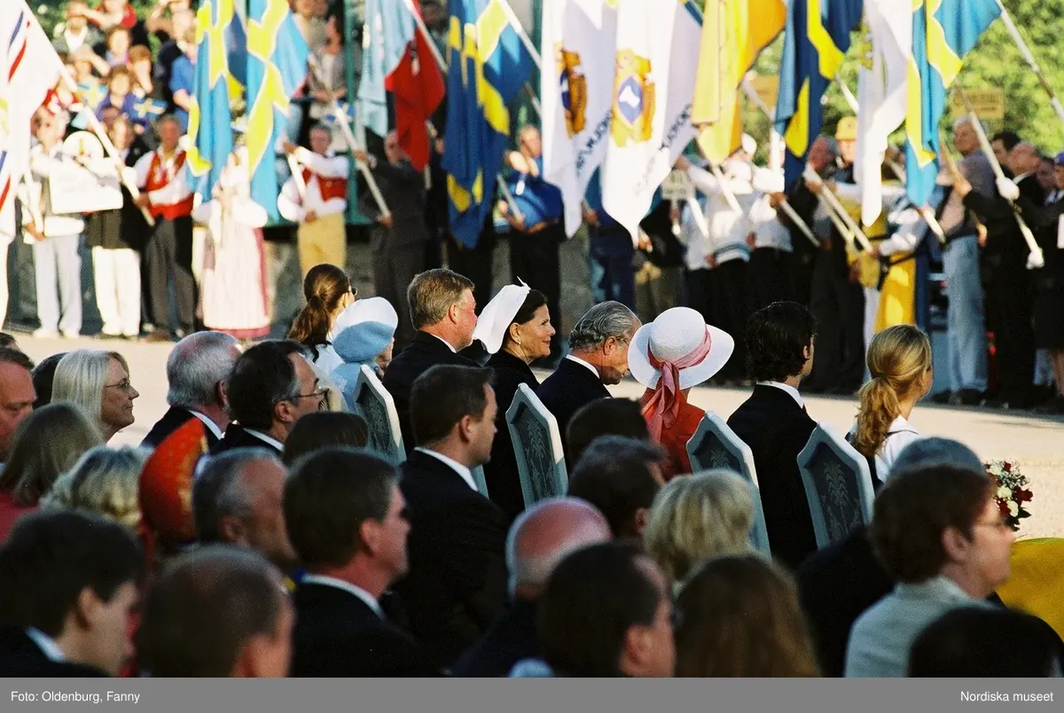 Firandet av den svenska nationaldagen den 6 juni 2004 på Skansen, Stockholm. Den kungliga familjen. Orkester. Publik. Artisterna Jan Malmsjö, Shirley Clamp, Magnus Carlsson.