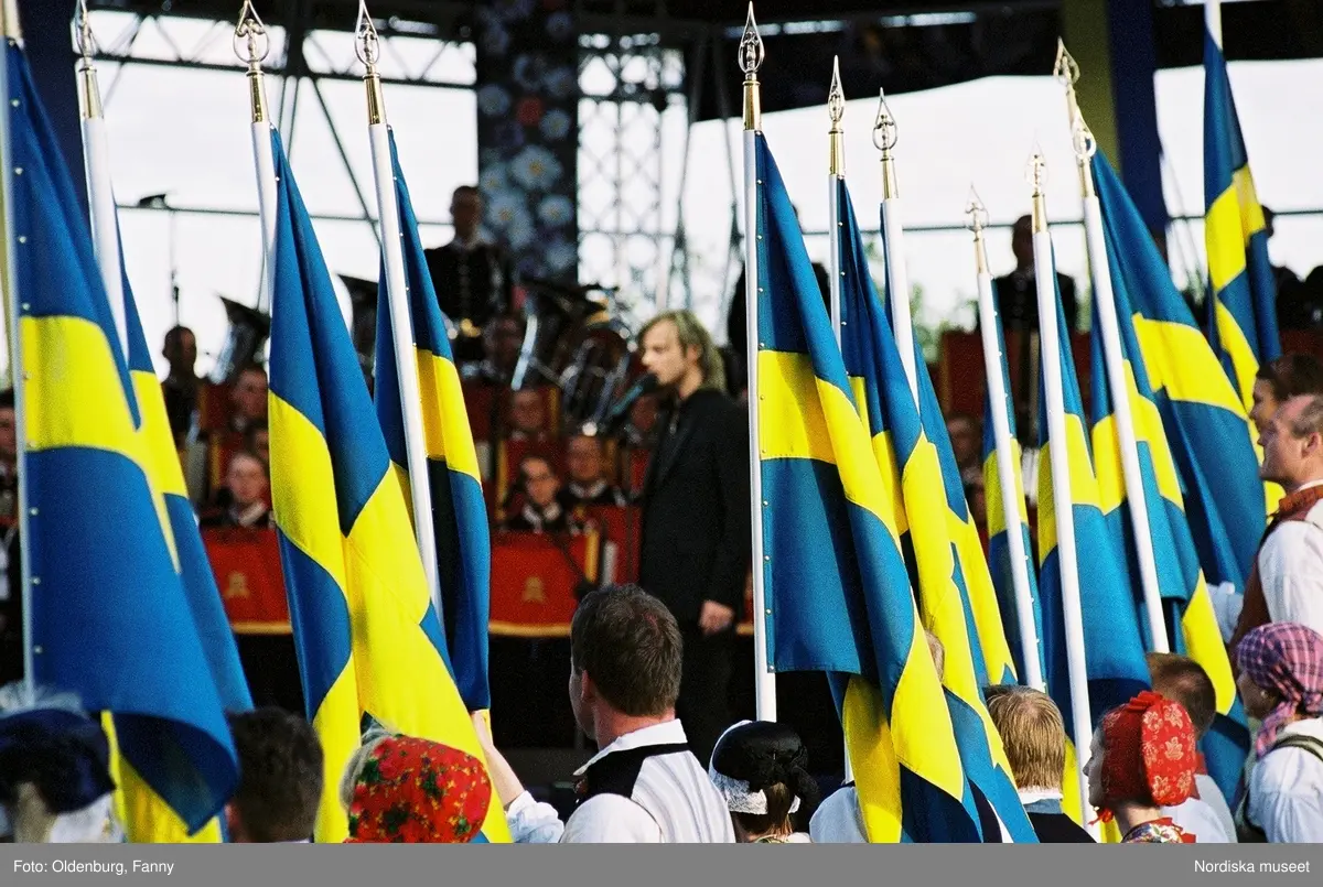 Firandet av den svenska nationaldagen den 6 juni 2004 på Skansen, Stockholm. Den kungliga familjen. Orkester. Publik. Artisterna Jan Malmsjö, Shirley Clamp, Magnus Carlsson.