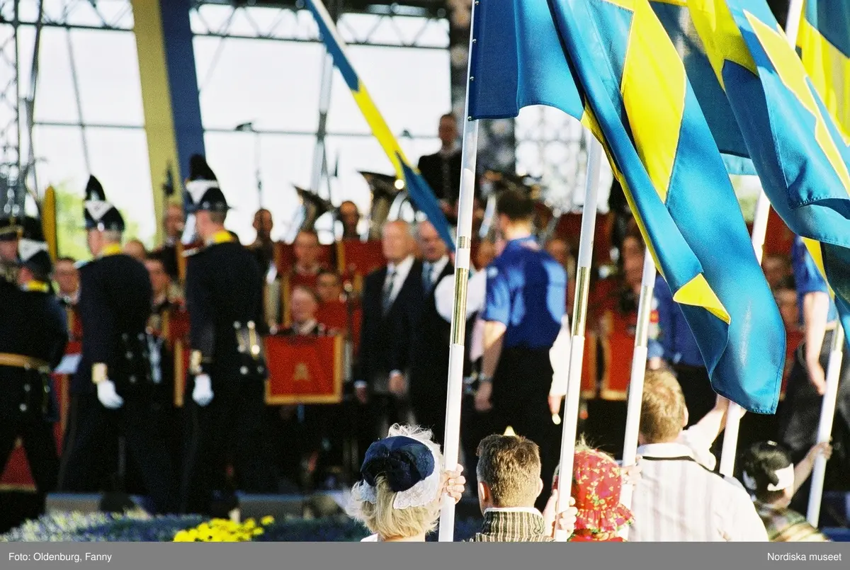 Firandet av den svenska nationaldagen den 6 juni 2004 på Skansen, Stockholm. Den kungliga familjen. Orkester. Publik. Artisterna Jan Malmsjö, Shirley Clamp, Magnus Carlsson.