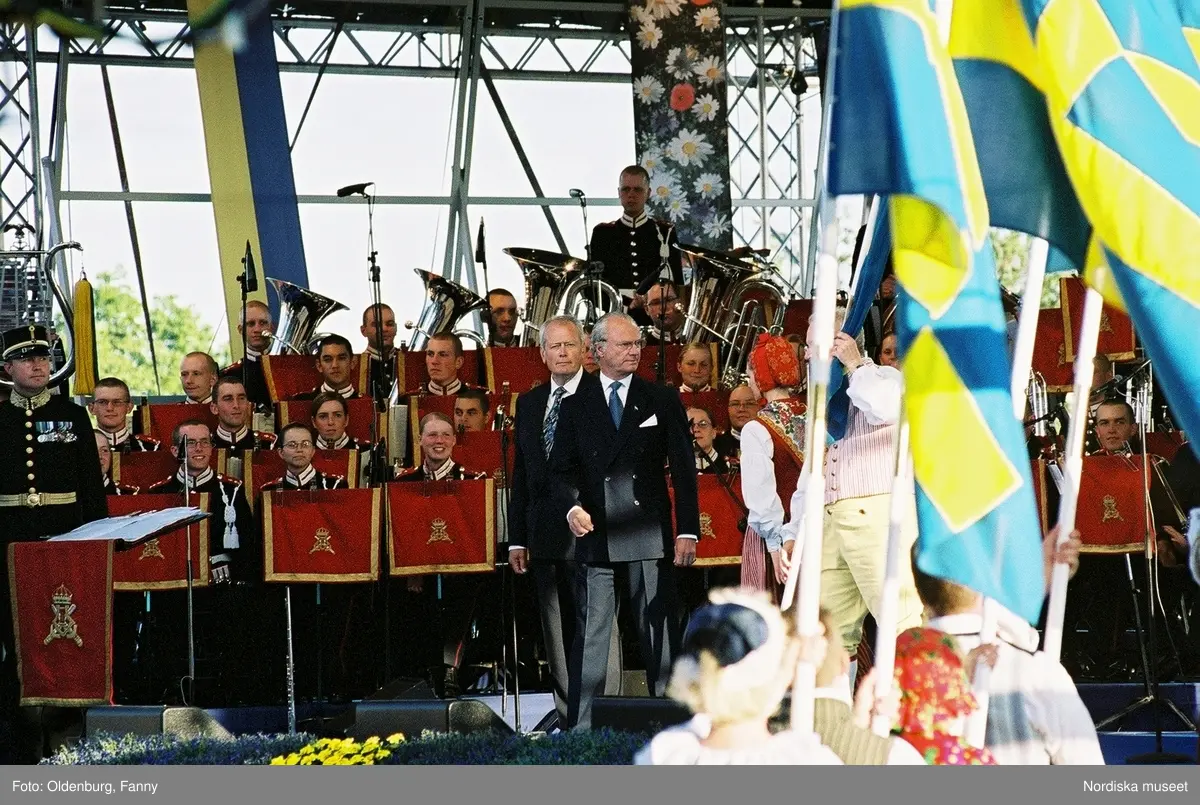 Firandet av den svenska nationaldagen den 6 juni 2004 på Skansen, Stockholm. Den kungliga familjen. Orkester. Publik. Artisterna Jan Malmsjö, Shirley Clamp, Magnus Carlsson.
