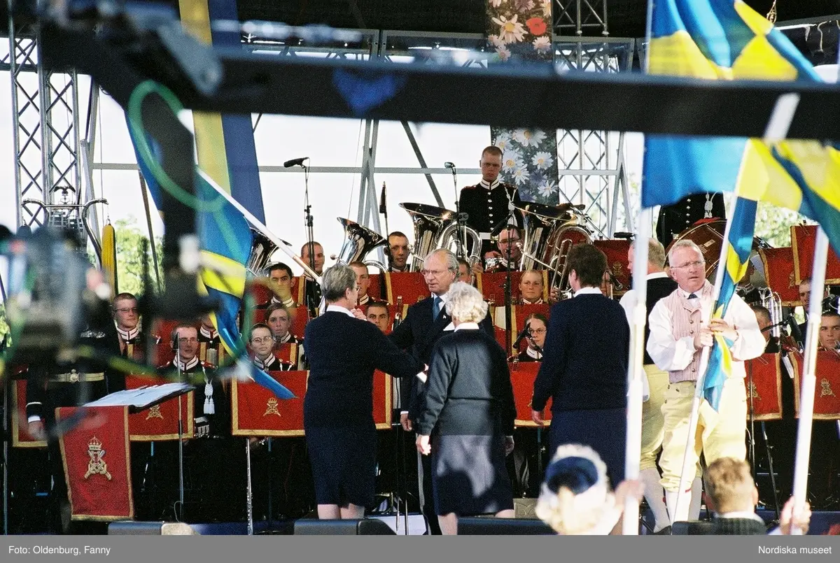 Firandet av den svenska nationaldagen den 6 juni 2004 på Skansen, Stockholm. Den kungliga familjen. Orkester. Publik. Artisterna Jan Malmsjö, Shirley Clamp, Magnus Carlsson.