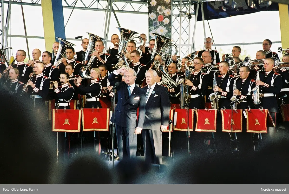 Firandet av den svenska nationaldagen den 6 juni 2004 på Skansen, Stockholm. Den kungliga familjen. Orkester. Publik. Artisterna Jan Malmsjö, Shirley Clamp, Magnus Carlsson.