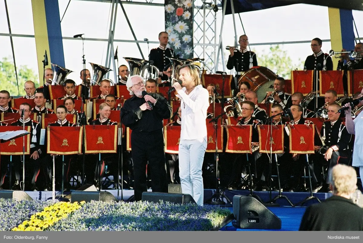 Firandet av den svenska nationaldagen den 6 juni 2004 på Skansen, Stockholm. Den kungliga familjen. Orkester. Publik. Artisterna Jan Malmsjö, Shirley Clamp, Magnus Carlsson.