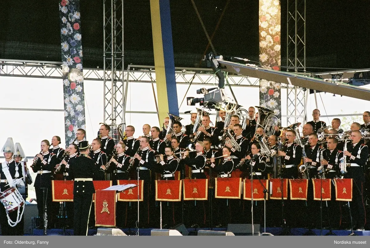 Firandet av den svenska nationaldagen den 6 juni 2004 på Skansen, Stockholm. Den kungliga familjen. Orkester. Publik. Artisterna Shirley Clamp, Tomas Ledin och Lasse Berghagen. Programledaren Agneta Bolme Börjefors.