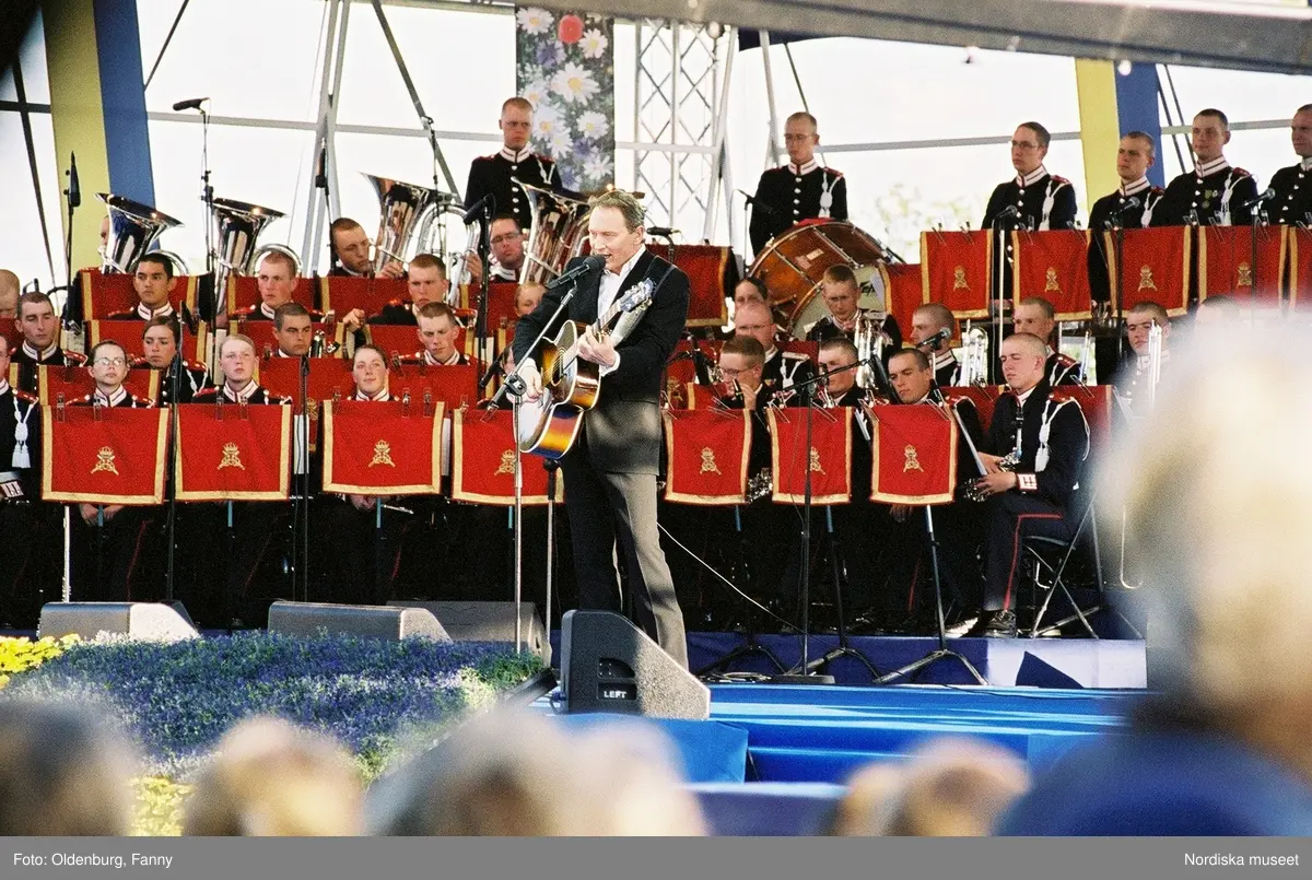 Firandet av den svenska nationaldagen den 6 juni 2004 på Skansen, Stockholm. Den kungliga familjen. Orkester. Publik. Artisterna Shirley Clamp, Tomas Ledin och Lasse Berghagen. Programledaren Agneta Bolme Börjefors.