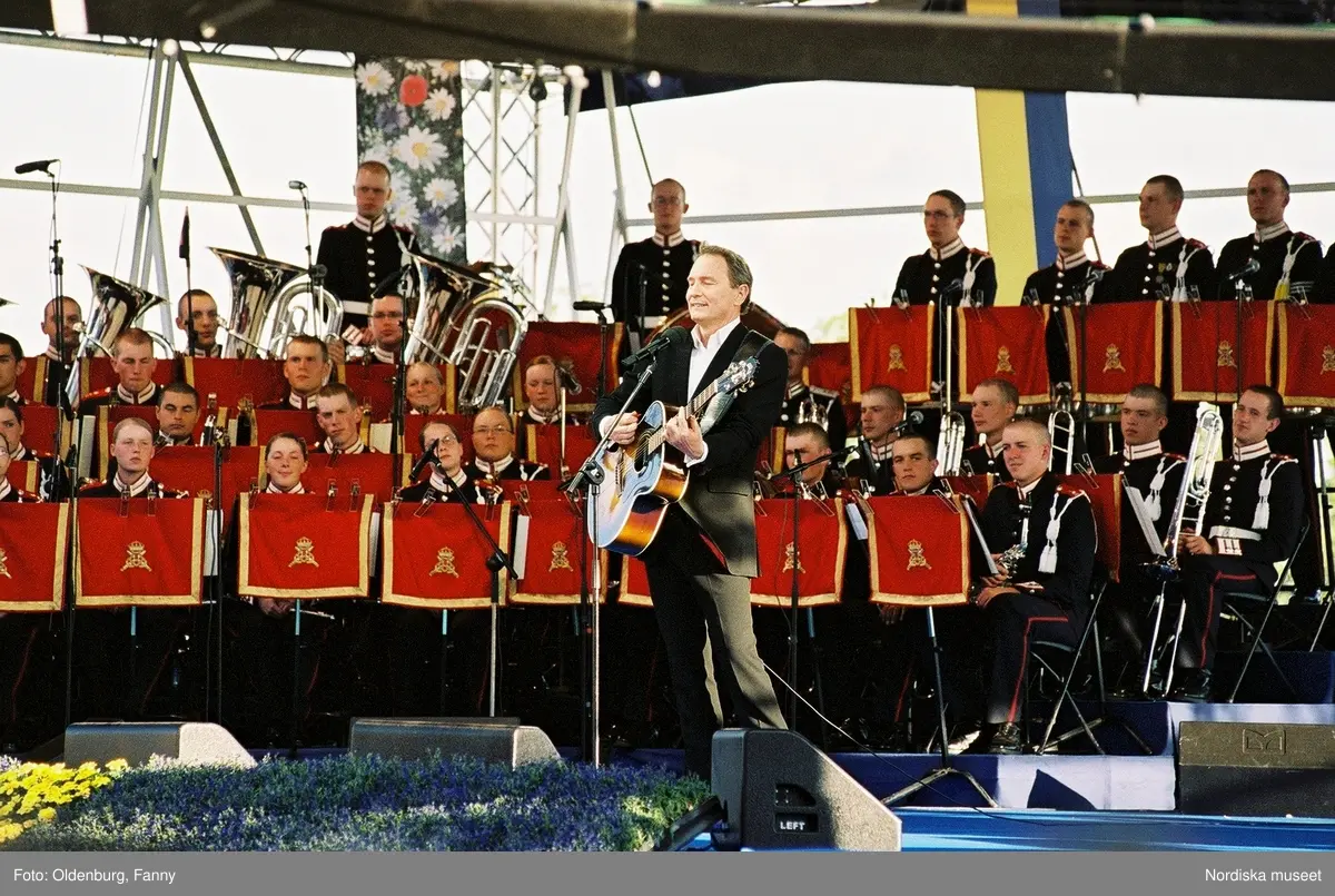 Firandet av den svenska nationaldagen den 6 juni 2004 på Skansen, Stockholm. Den kungliga familjen. Orkester. Publik. Artisterna Shirley Clamp, Tomas Ledin och Lasse Berghagen. Programledaren Agneta Bolme Börjefors.