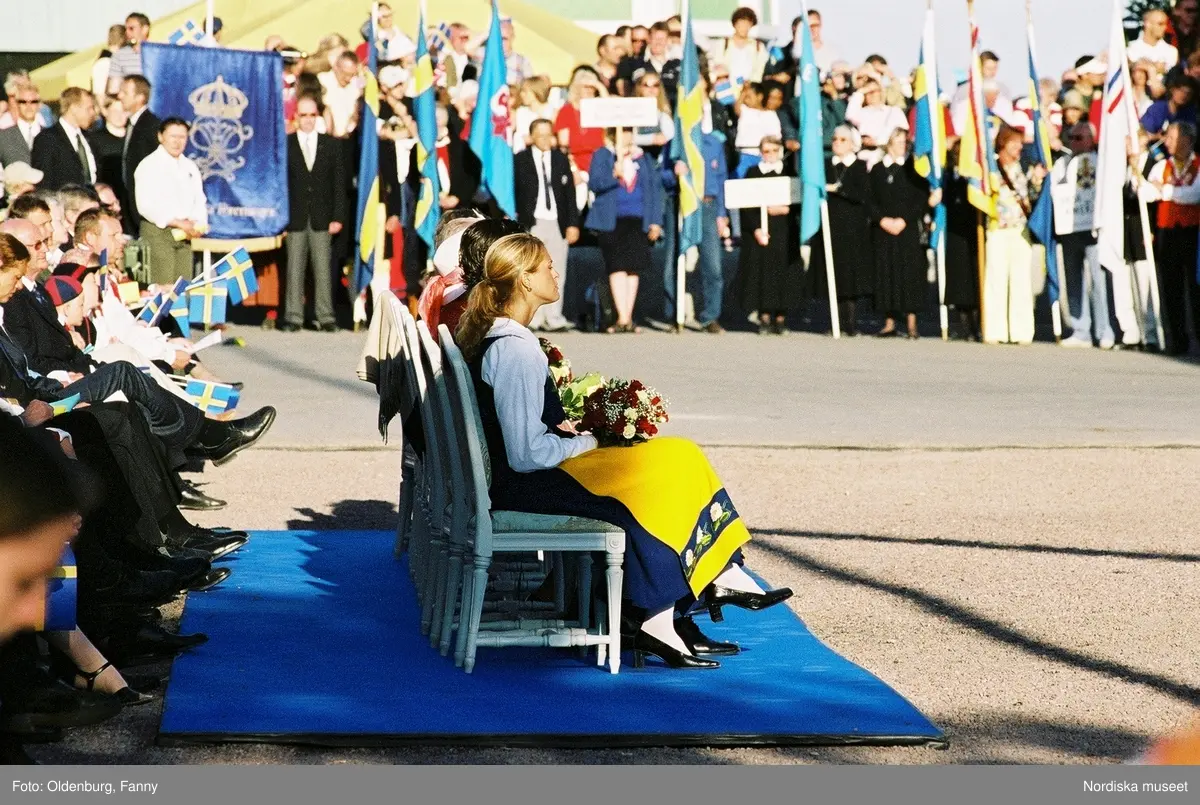 Firandet av den svenska nationaldagen den 6 juni 2004 på Skansen, Stockholm. Den kungliga familjen. Orkester. Publik. Artisterna Shirley Clamp, Tomas Ledin och Lasse Berghagen. Programledaren Agneta Bolme Börjefors.