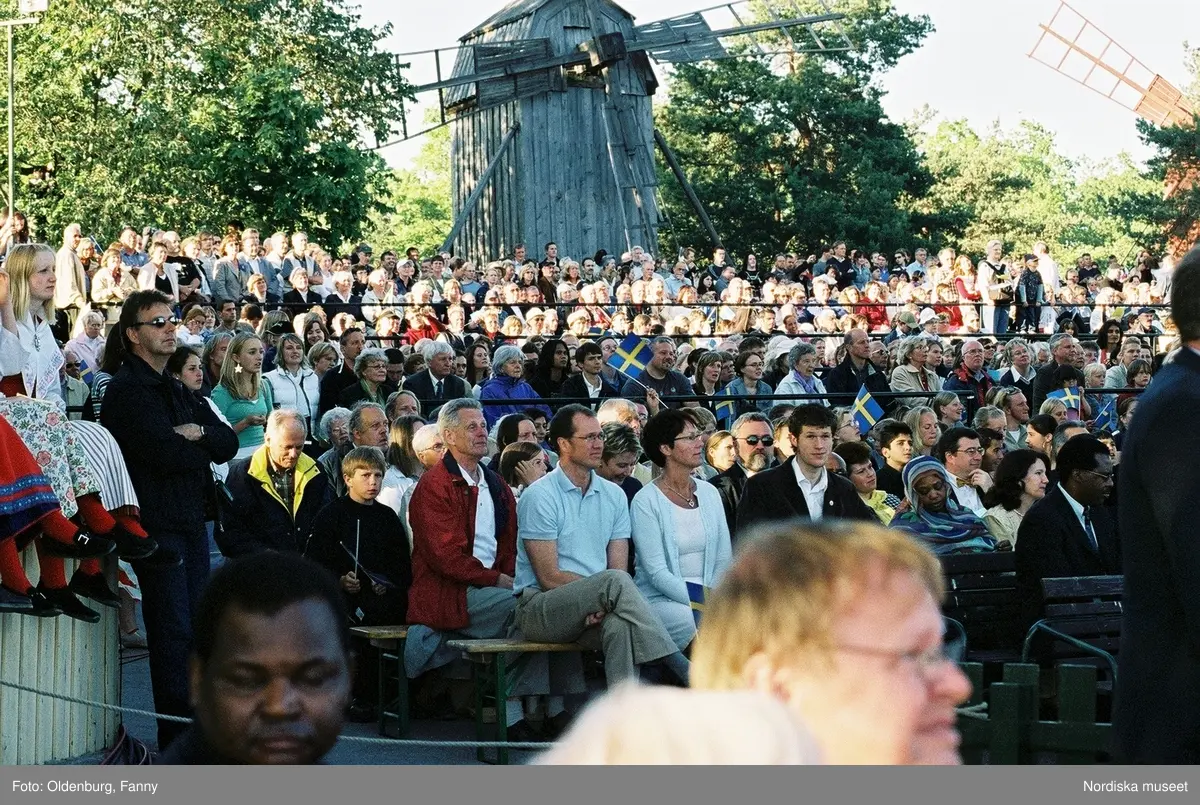 Firandet av den svenska nationaldagen den 6 juni 2004 på Skansen, Stockholm. Den kungliga familjen. Orkester. Publik. Artisterna Shirley Clamp, Tomas Ledin och Lasse Berghagen. Programledaren Agneta Bolme Börjefors.