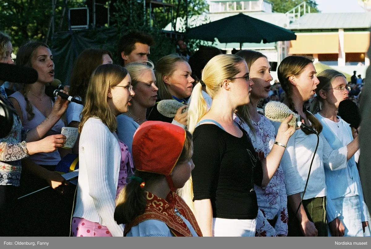 Firandet av den svenska nationaldagen den 6 juni 2004 på Skansen, Stockholm. Den kungliga familjen. Orkester. Publik. Artisterna Shirley Clamp, Tomas Ledin och Lasse Berghagen. Programledaren Agneta Bolme Börjefors.