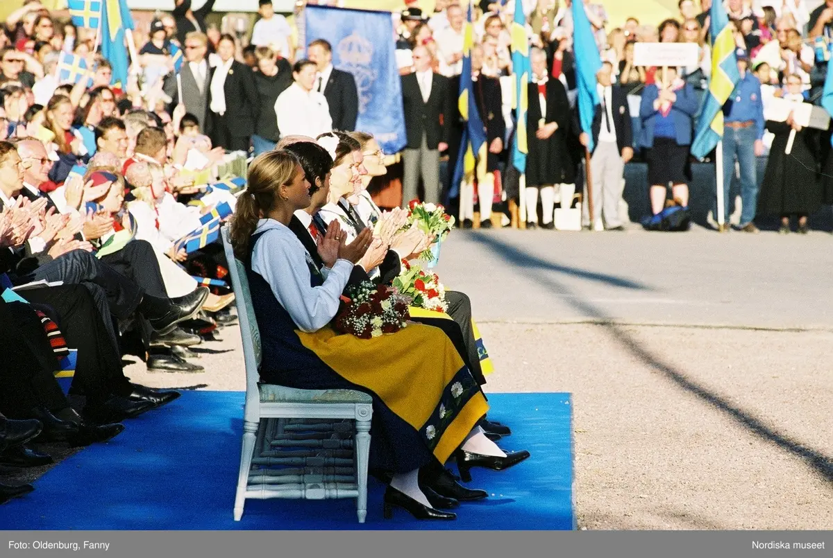 Firandet av den svenska nationaldagen den 6 juni 2004 på Skansen, Stockholm. Den kungliga familjen. Orkester. Publik. Artisterna Shirley Clamp, Tomas Ledin och Lasse Berghagen. Programledaren Agneta Bolme Börjefors.