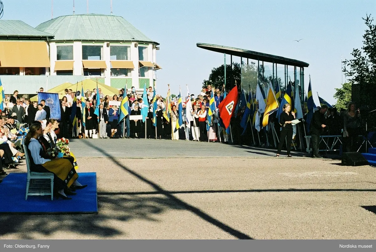 Firandet av den svenska nationaldagen den 6 juni 2004 på Skansen, Stockholm. Den kungliga familjen. Orkester. Publik. Artisterna Shirley Clamp, Tomas Ledin och Lasse Berghagen. Programledaren Agneta Bolme Börjefors.
