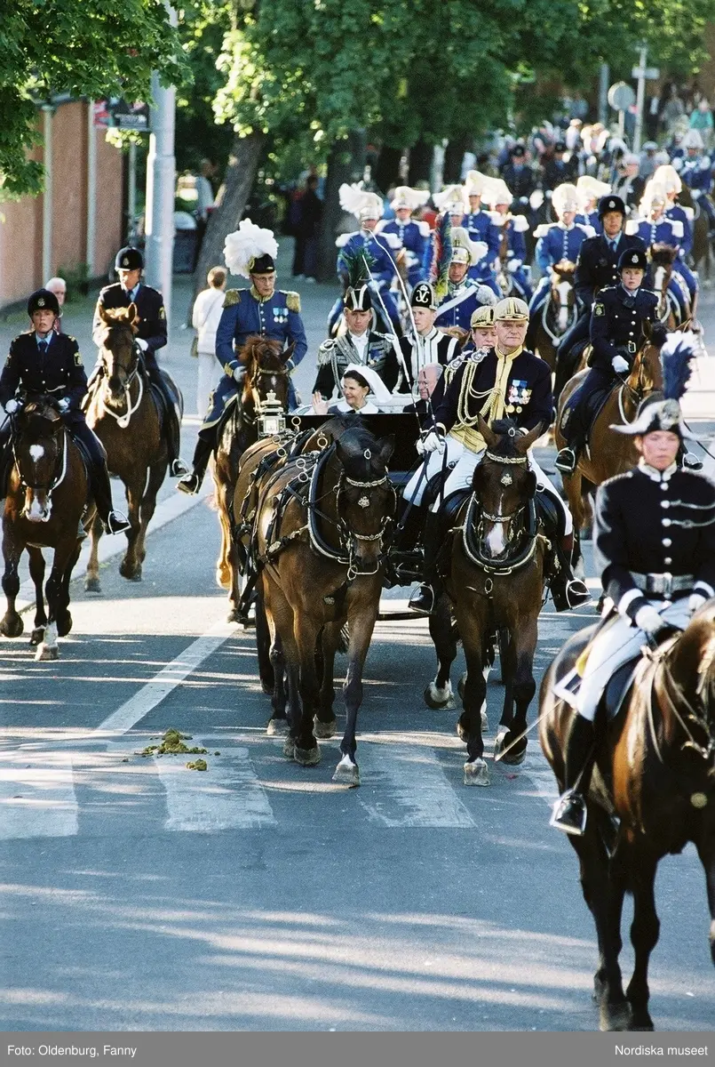 Firandet av den svenska nationaldagen den 6 juni 2004. Kortege med den kungliga familjen i hästdragna vagnar till Skansen. Kungliga Livgardets Dragonbataljon.