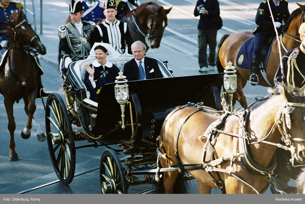 Firandet av den svenska nationaldagen den 6 juni 2004. Kortege med den kungliga familjen i hästdragna vagnar till Skansen. Kungliga Livgardets Dragonbataljon.