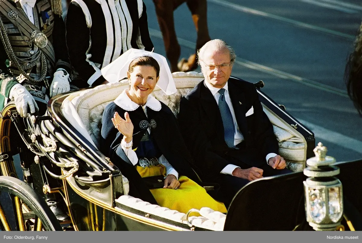 Firandet av den svenska nationaldagen den 6 juni 2004. Kortege med den kungliga familjen i hästdragna vagnar till Skansen. Kungliga Livgardets Dragonbataljon.